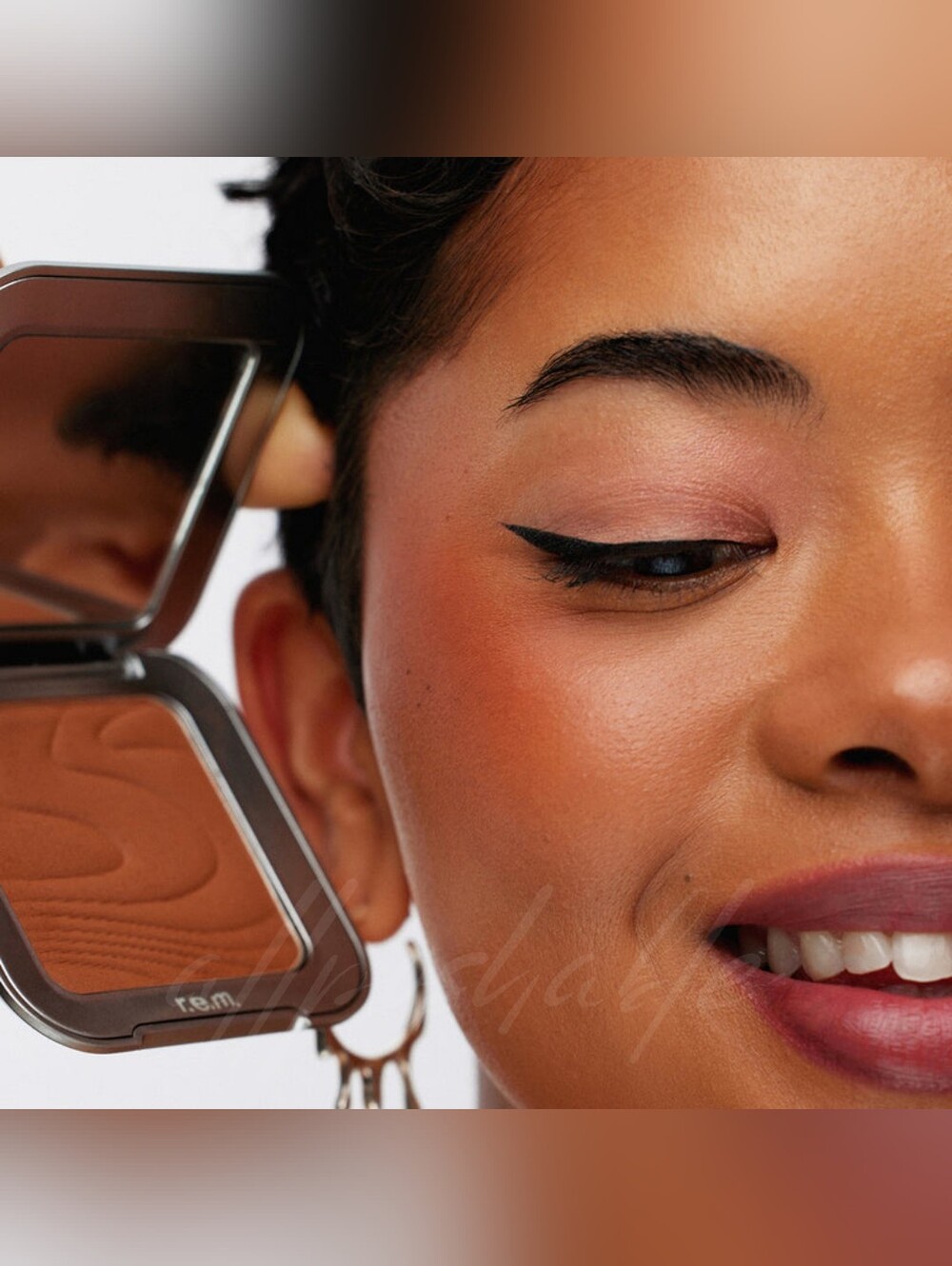 R.E.M Beauty hypernova satin matte bronzer